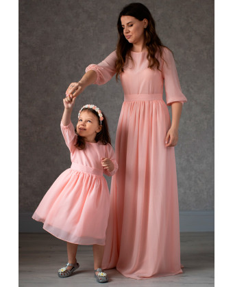Персиковые платья мама и дочка